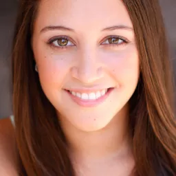 Alana O'Mara 飾演 Jasmine