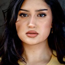 Sukena Shah 飾演 Peachy