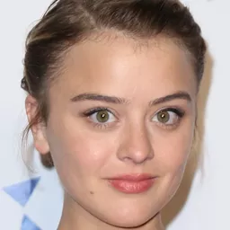 Jordan Hinson 飾演 Daisy