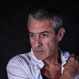 Rodolfo Arias 飾演 Juan Alejándrez