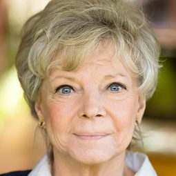 Grit Boettcher - 喪蒲夜柏林演員 飾演Hilde