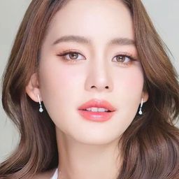 梅拉達·蘇斯麗 飾演 Anong