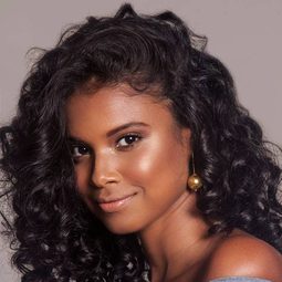 阿琳妮·迪亞斯 飾演 Stephanie