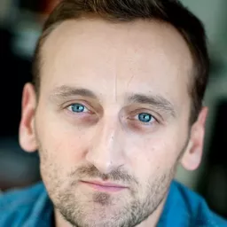 Alban Casterman 飾演 Paris Cop 1