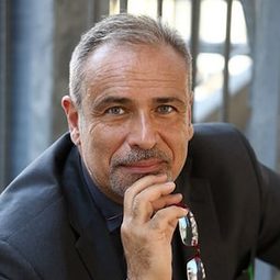 Enzo De Caro 飾演 San Gennaro