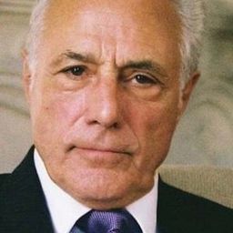 John Aprea 飾演 Richard