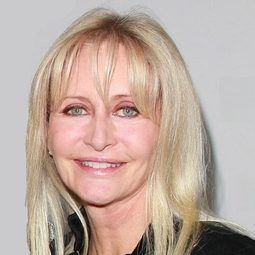 Cynthia Garris 飾演 