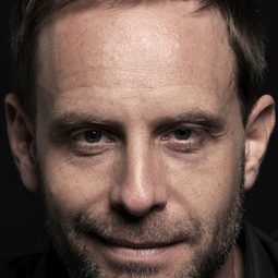 Julian Weigend 飾演 Lars Benz