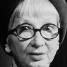 Rosamund Greenwood 飾演 Janice