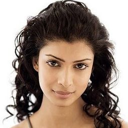 Tina Desai - 超感 8 人組：創世界演員 飾演Kala Dandekar