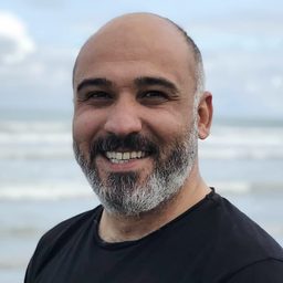 Morteza Khanjani 飾演 Farshid