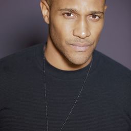 Michael Cory Davis 飾演 Burke