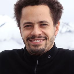 Ambroise Michel 飾演 Tiago