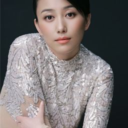 丁柳元 - 抓娃娃演員 飾演Teacher Ding