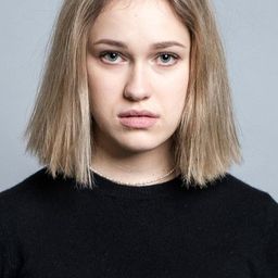 Helena Englert 飾演 Publisher