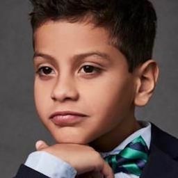 Christopher Rivera 飾演 Scooty