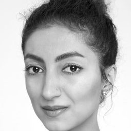 Chinara Alizade 飾演 Zina's Friend