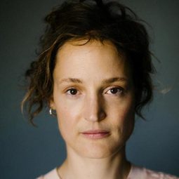 維琪嘉莉絲 飾演 Ingeborg Bachmann