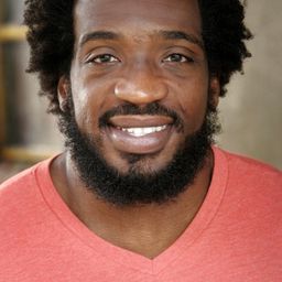 Travis Love 飾演 Fred