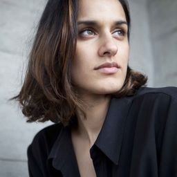 Hussina Raja 飾演 Asian Woman