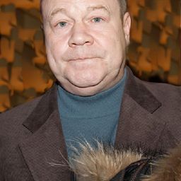 Sergei Selin 飾演 Mer