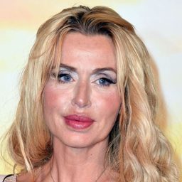 Valeria Marini 飾演 Ortensia