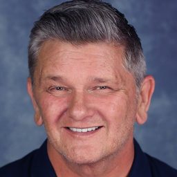 Peter Watson 飾演 The King