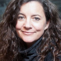 Nina Davenport 飾演 Self