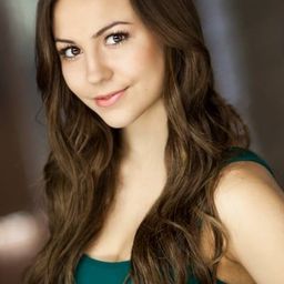 Joelle Farrow 飾演 Kat Simmons