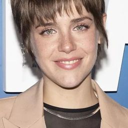 薇琪·韋利拉 飾演 Angela