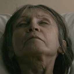 Liz Daniels 飾演 Flower Lady