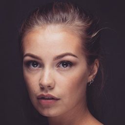 Julia Bender 飾演 Young Kathrine