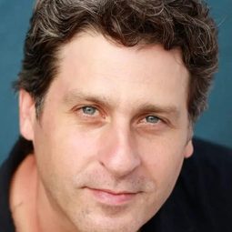 Gary Wilmes 飾演 Paul