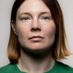 Emelie Strömberg - 當幸福提早來演員 飾演Maid