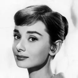 柯德莉·夏萍 飾演 Self - Host