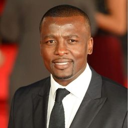 托尼·克戈羅基 - 困膚演員 飾演Petrus Zwane