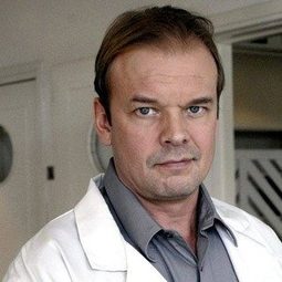 Mats Långbacka - 嚕嚕米漫遊蔚藍海岸演員 飾演Muumipappa (voice)