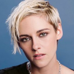 姬絲汀史釗活 飾演 Bella Swan