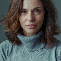 Yara de Novaes 飾演 Malu