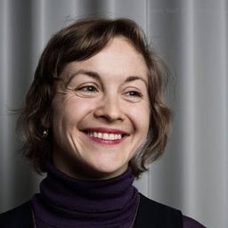 Valery Tscheplanowa 飾演 School Principal Mosig