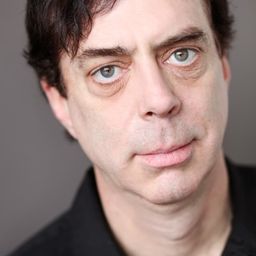 Bernard Arène 飾演 Maitre / Waiter