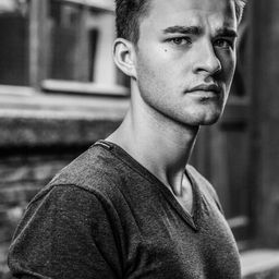 Patrick Mölleken 飾演 Michael