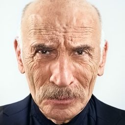 Tuncel Kurtiz 飾演 Yıldırım Taşyumruk