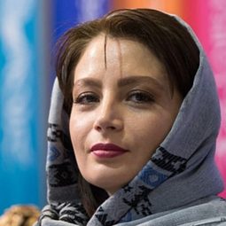 Azadeh Nobahari 飾演 Nasrin