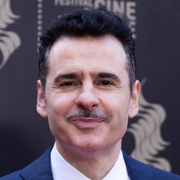 Luis Miguel Seguí 飾演 Adolfo