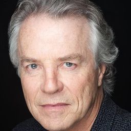 Barry Quin 飾演 Julian Roberts