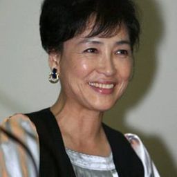 Lee Hwa-si 飾演 