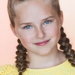 Charlie Boyle 飾演 Violet (voice)