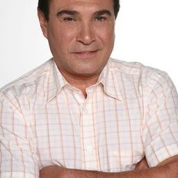 Daniel Alvarado 飾演 