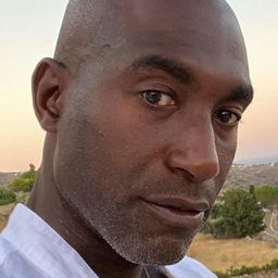 Derrick B. Harden 飾演 Khalid